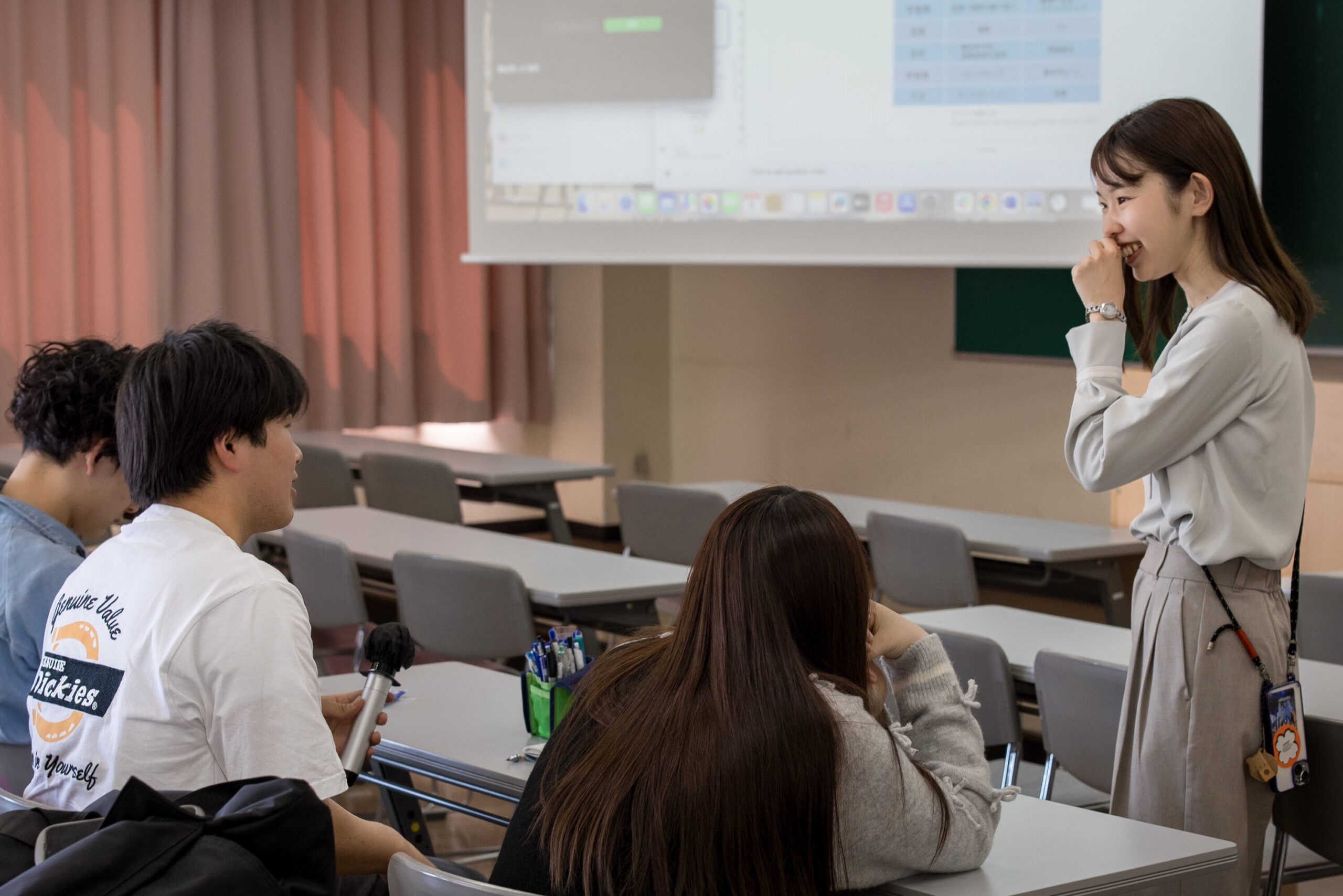 STEAM教育の授業で学生と対話する向山佳歩。白梅学園大学にて、問いを引き出すファシリテーションを実践する様子