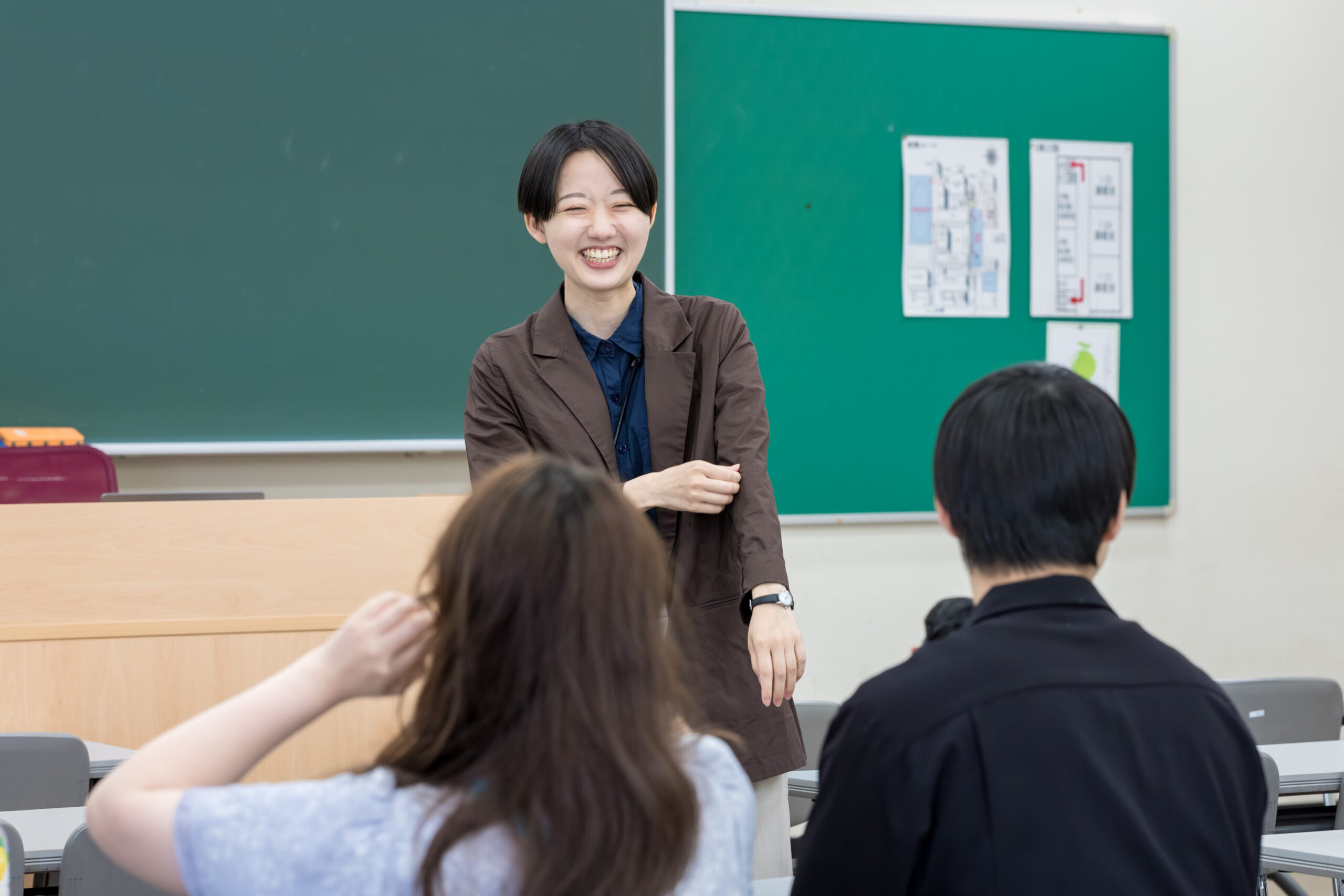 白梅学園大学のSTEAM教育授業にて、学生と笑顔で対話する西野はる菜。子ども向けワークショップの学びをサポートする様子