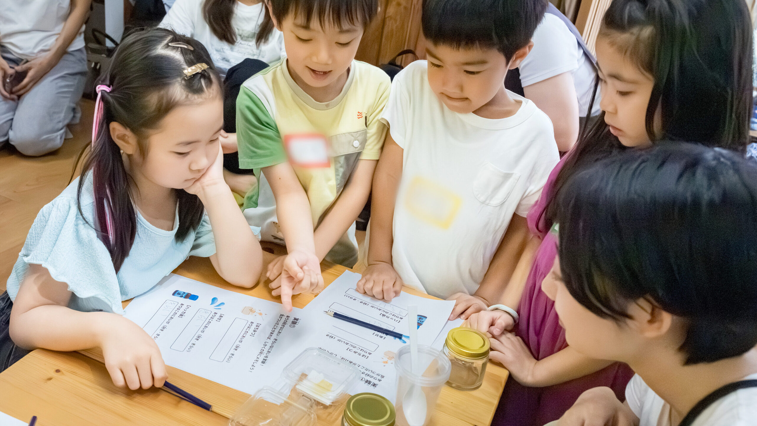 虫のにおい実験ワークシートを見ながら話し合う小学生たち｜観察を通して考える科学体験の様子