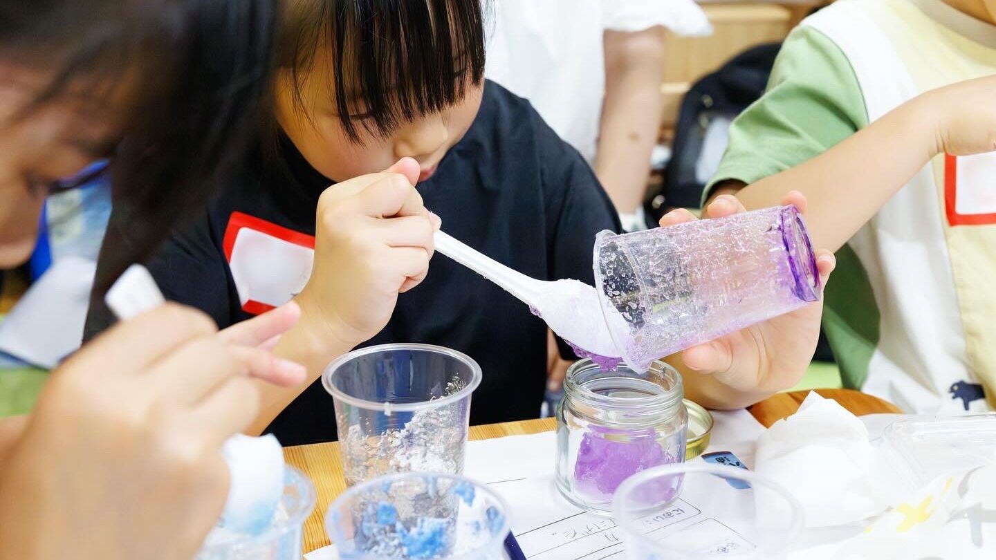 小学生が紫色の保冷剤の中身吸水ポリマーを使って虫よけジェルを制作中｜科学とクラフトが融合したワークショップ