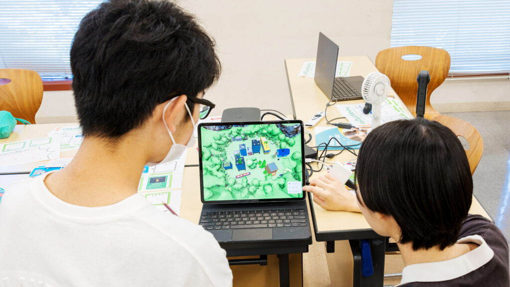 高校生がDelightexを使って自分のまちづくりアイデアを3Dモデリングし、画面上で配置を確認している様子