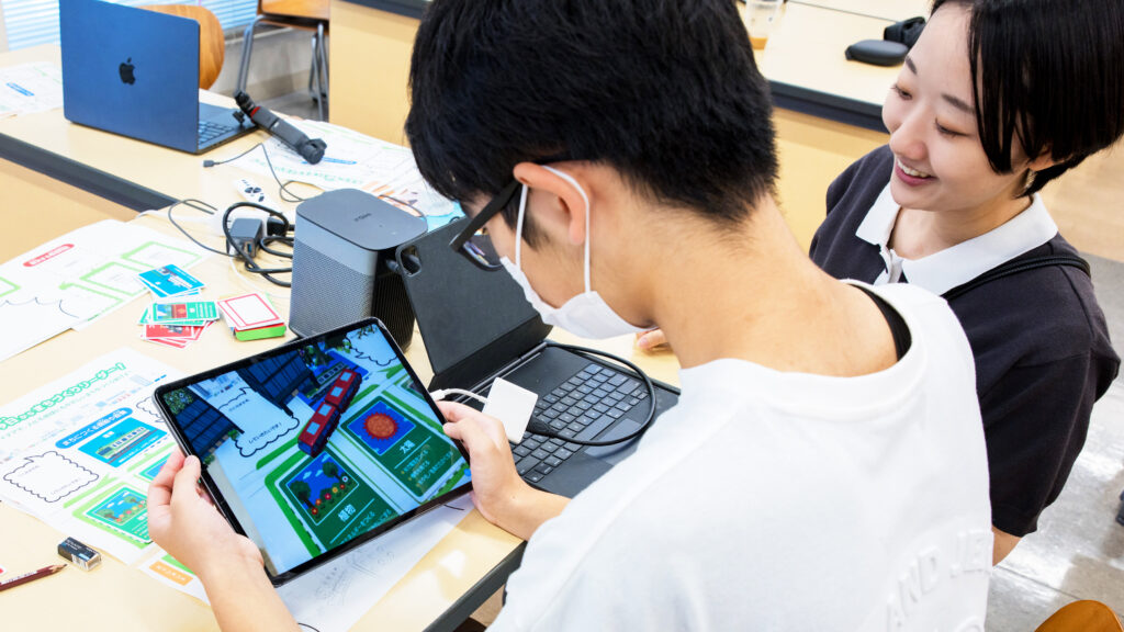 高校生がタブレットを使い、ARで自分のまちづくりアイデアを可視化しながら学びを深めている様子