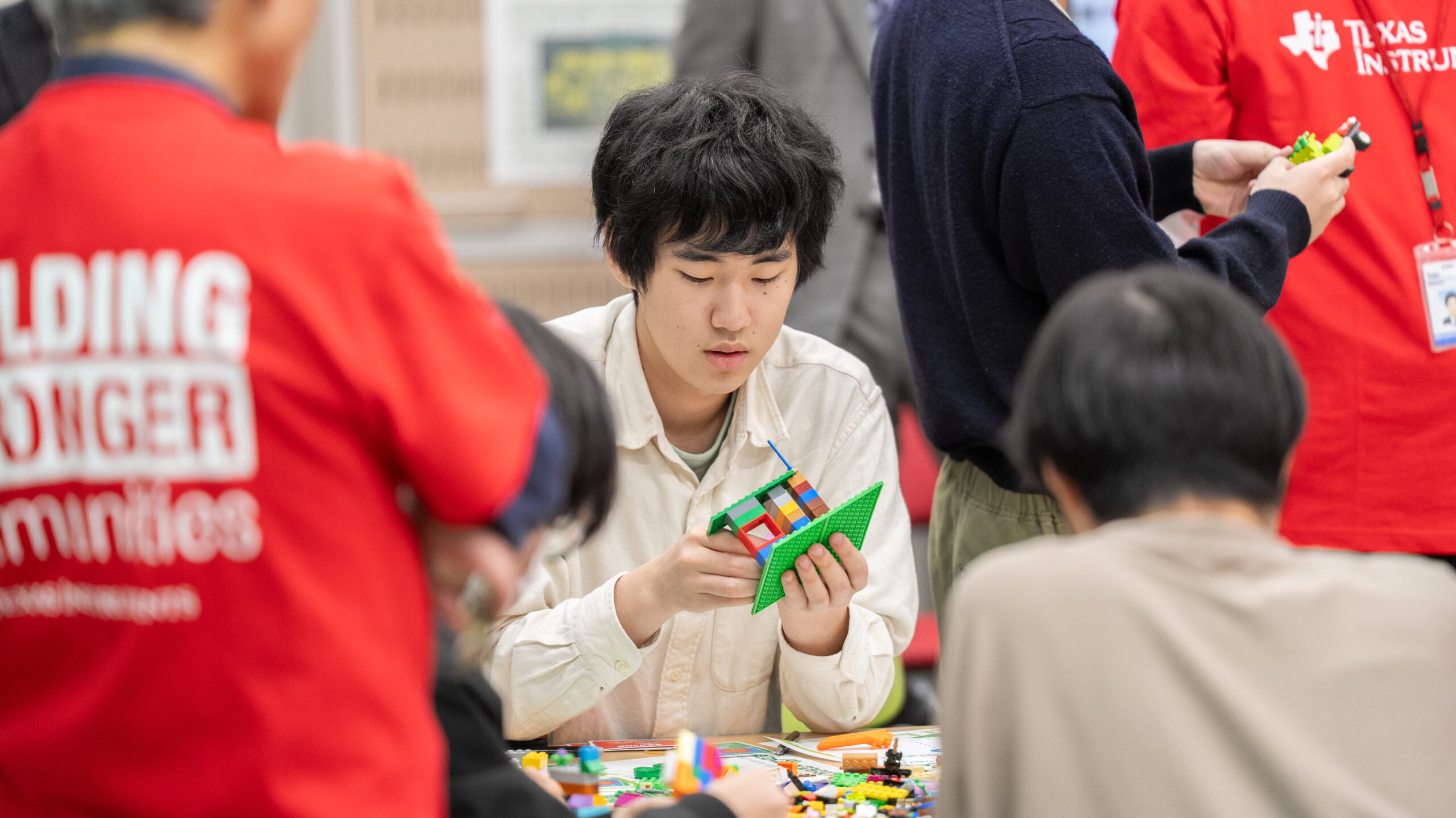 高専生がレゴブロックを使って未来の品川のサステナブル施設を制作する様子。TI社員が見守る中、アイデアを形にするワークショップの制作シーン。