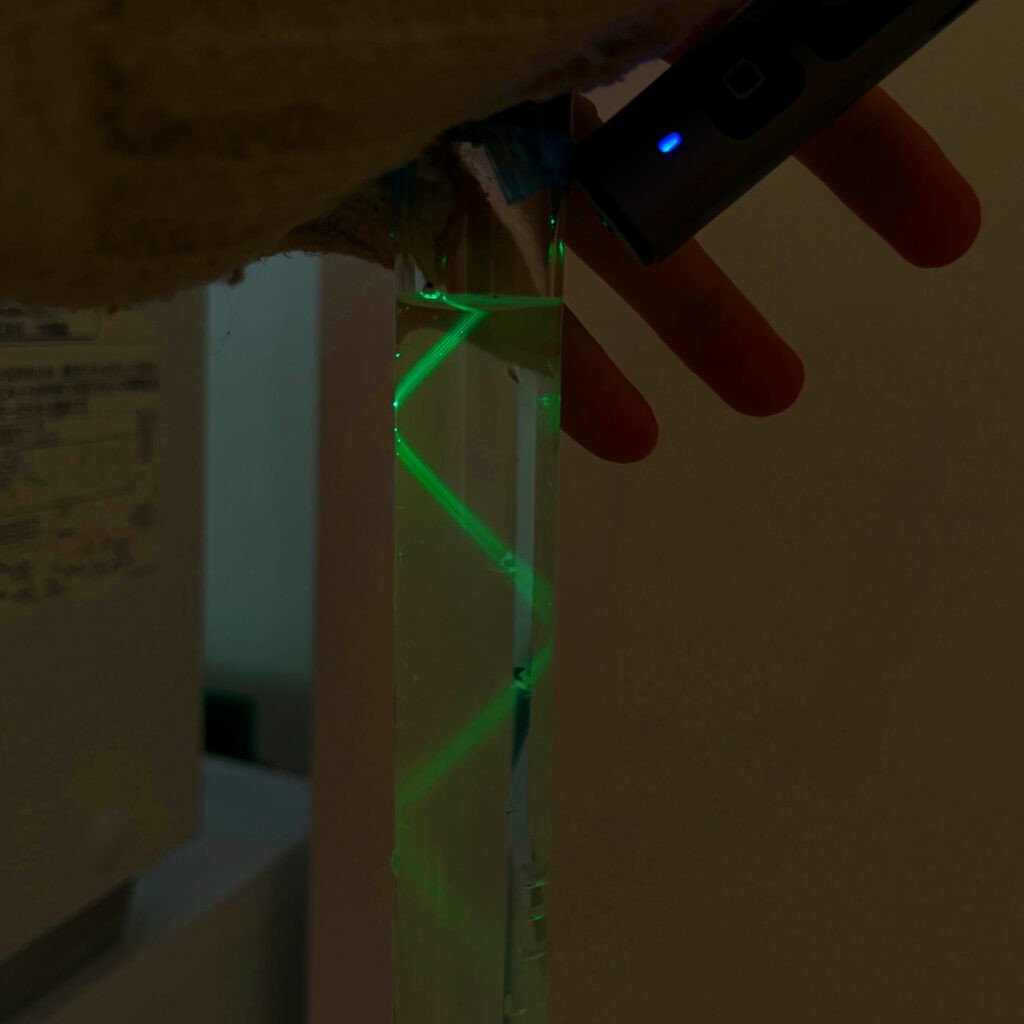 レーザー光が反射して進む様子を観察する実験(光ファイバーの原理)