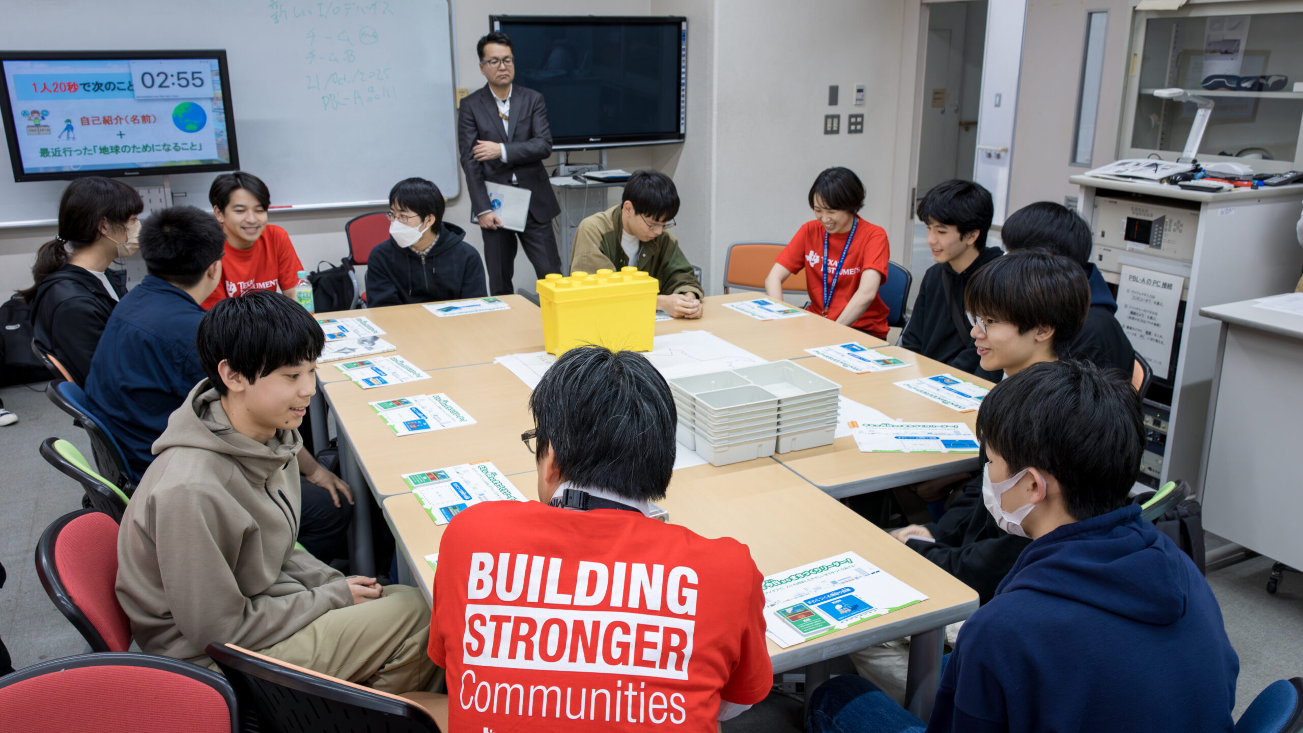 TI社員と高専生がサステナブル都市計画ワークショップのアイスブレイクで自己紹介と地球のための行動を共有する様子。