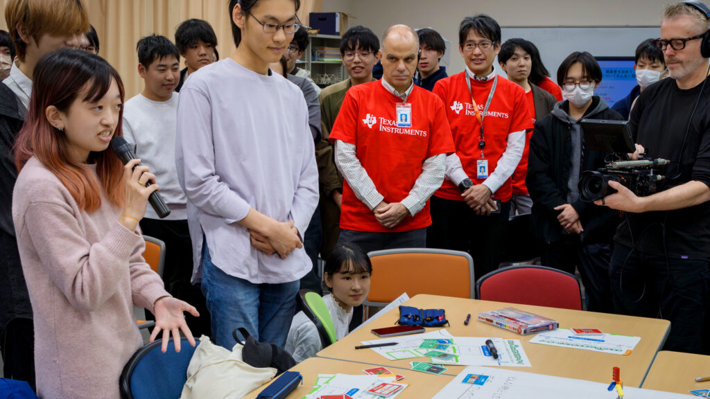 高専生が未来の品川をテーマにレゴ作品を発表する様子。TI社員や学生が見守るサステナブル都市計画ワークショップのプレゼンシーン。