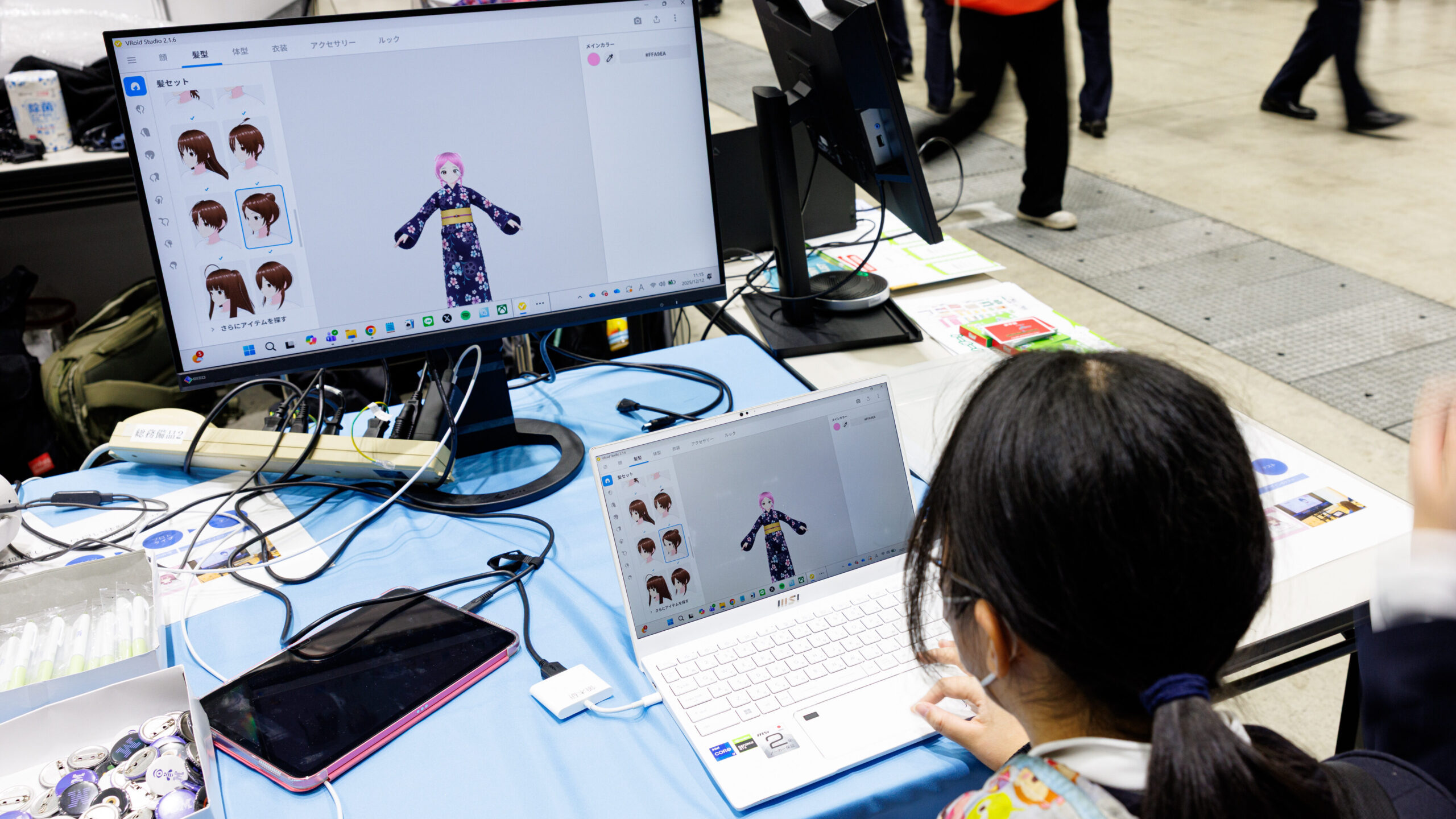 北九州ゆめみらいワーク2025でVTuberを作成し、VR体験の準備をする参加者の様子