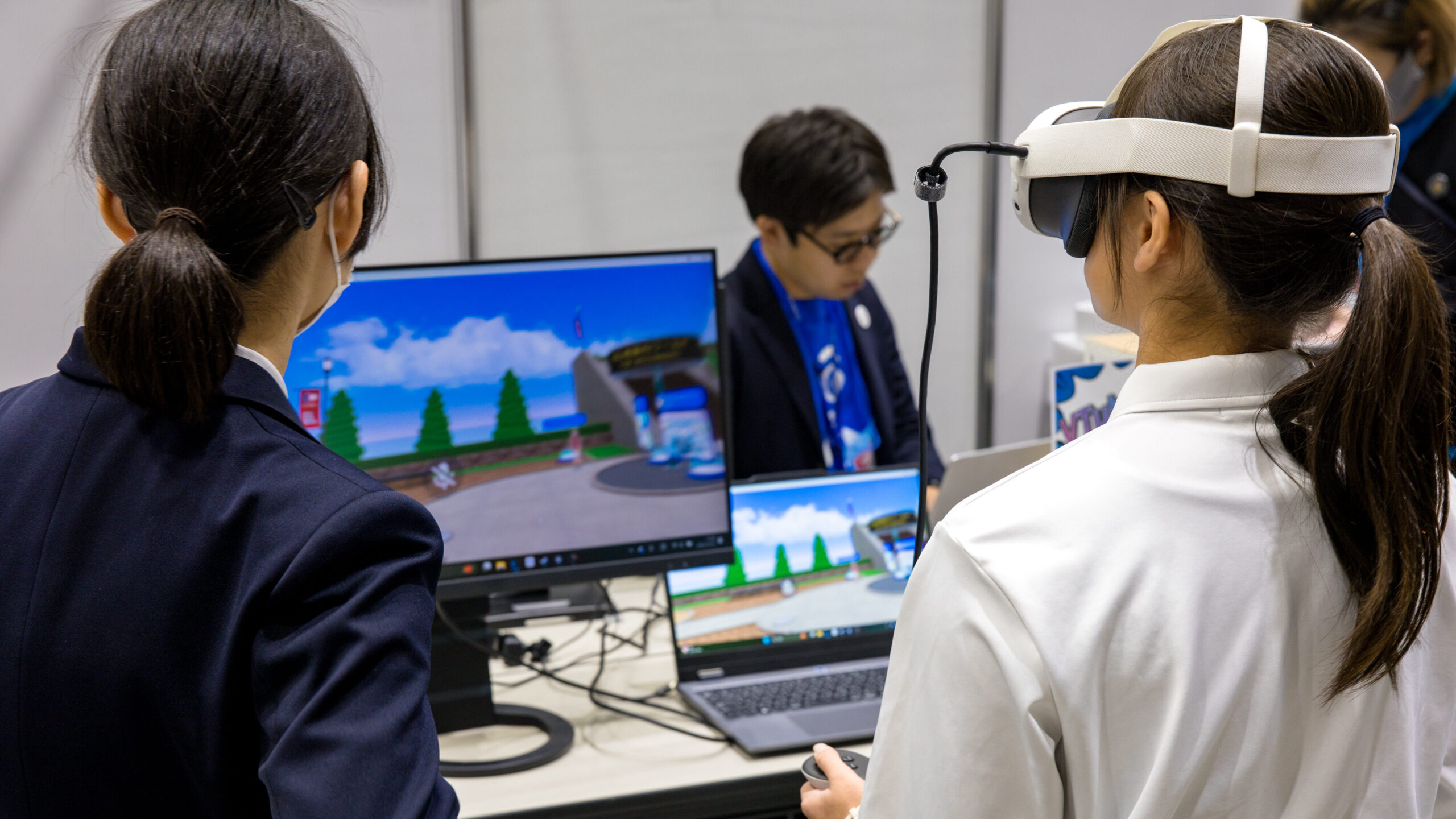 自作VTuberの姿でバーチャルの街を探検するVR体験(北九州ゆめみらいワーク2025)