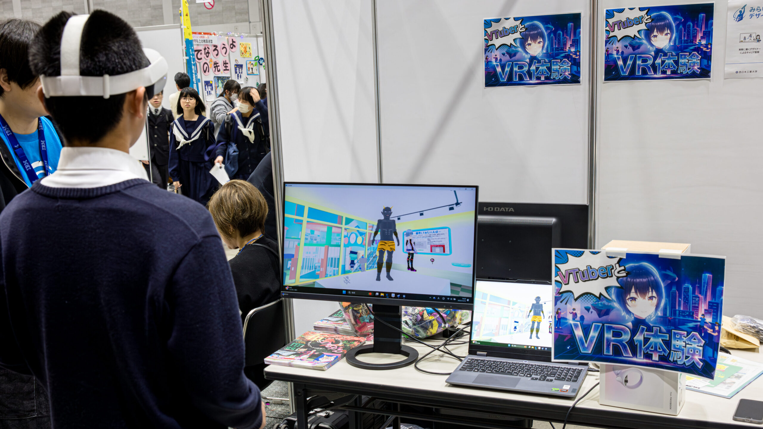 北九州ゆめみらいワーク2025の会場で、VTuber×VR体験を案内するブースの様子