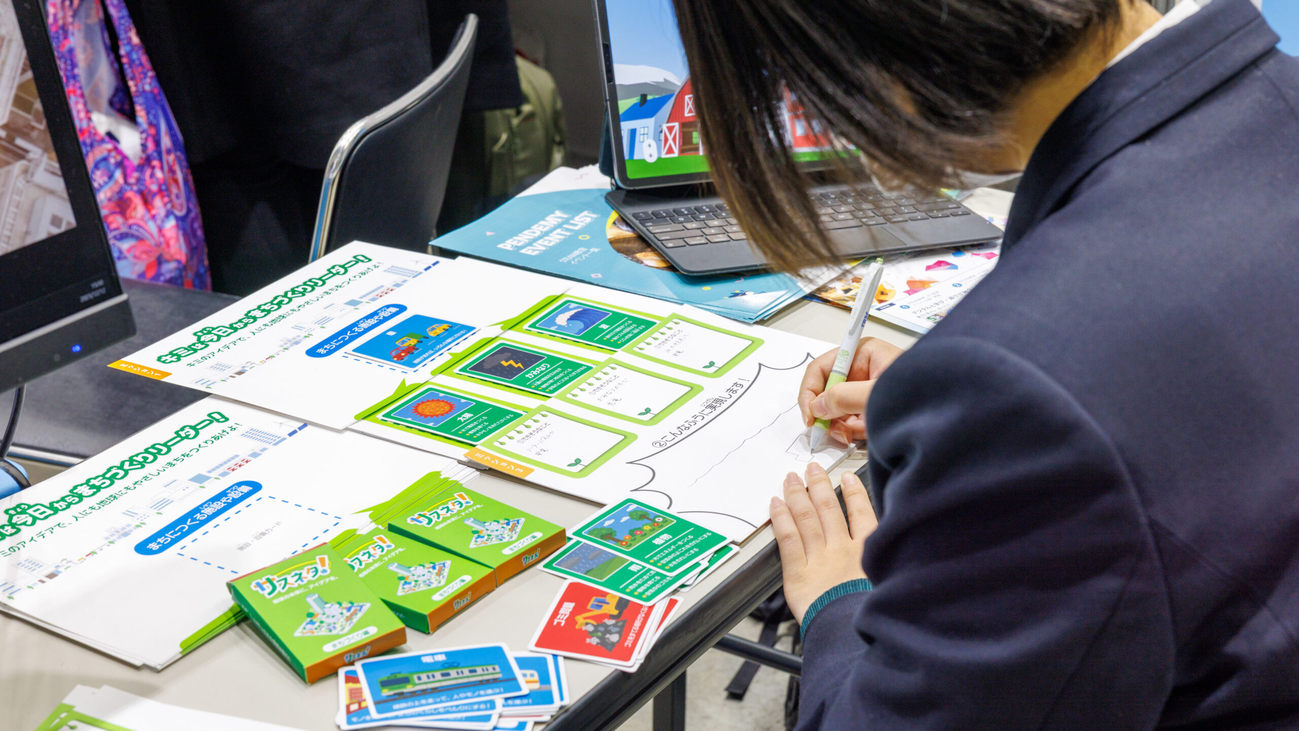 北九州ゆめみらいワーク2025でPendemyが「サステナ!」を使ったアイデア出しワークショップを出展する様子