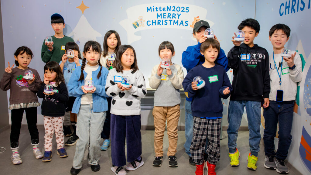 PendemyのSTEAM工作ワークショップ(ミッテン府中)で光ファイバーツリーを制作した子どもたちの集合写真