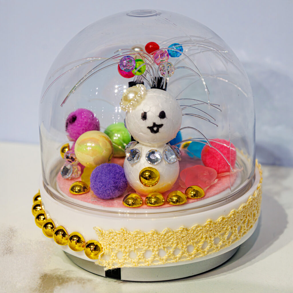 光ファイバーツリーの完成作品。ドームの中でLEDが光り、雪だるまやリボンでデコレーションしたオリジナル工作(Pendemyがミッテン府中で開催)