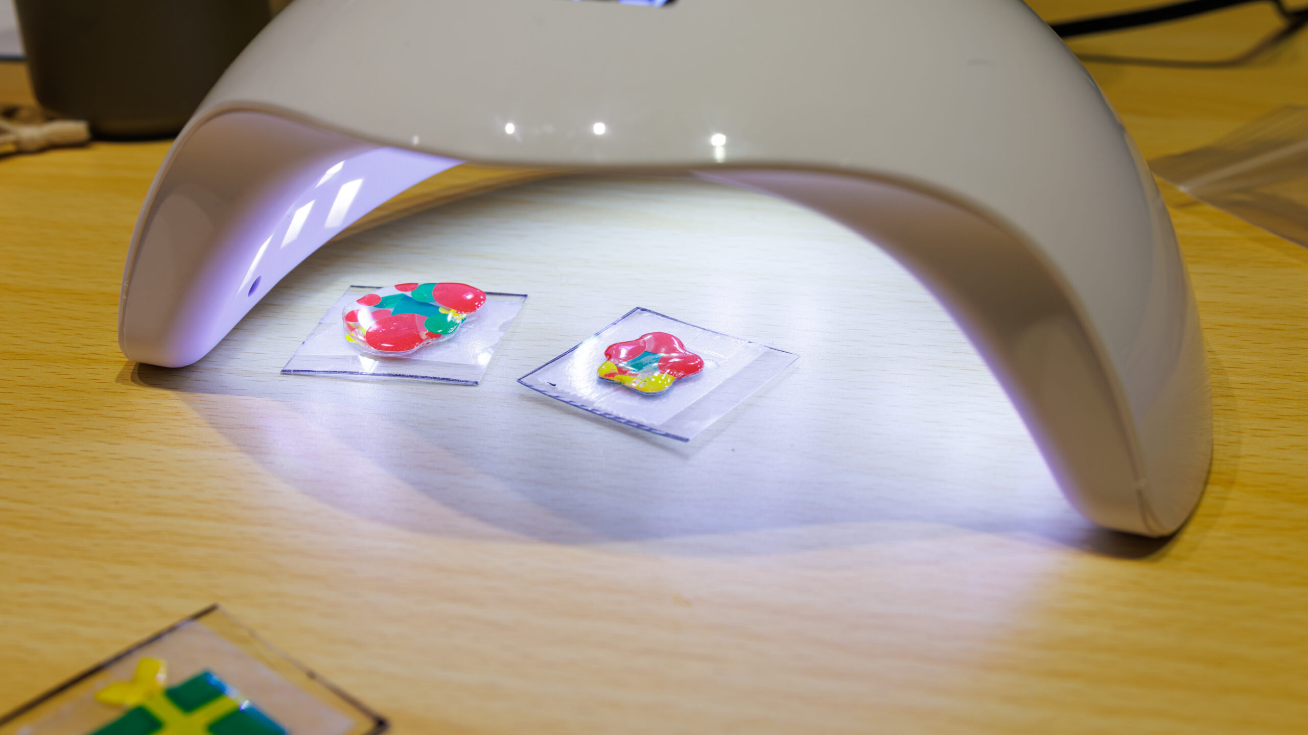 UVライトでレジンを硬化させている場面