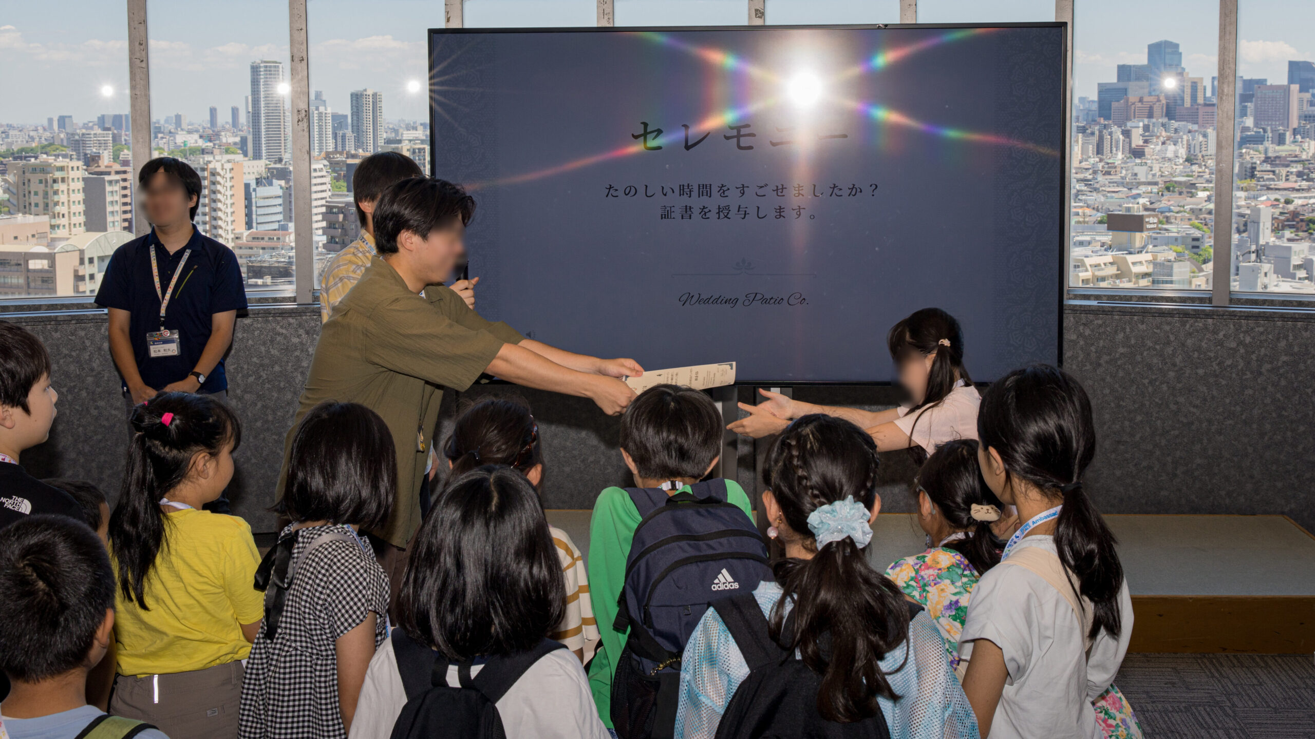 東洋大学オープンキャンパスの修了セレモニーで証書を受け取る小学生