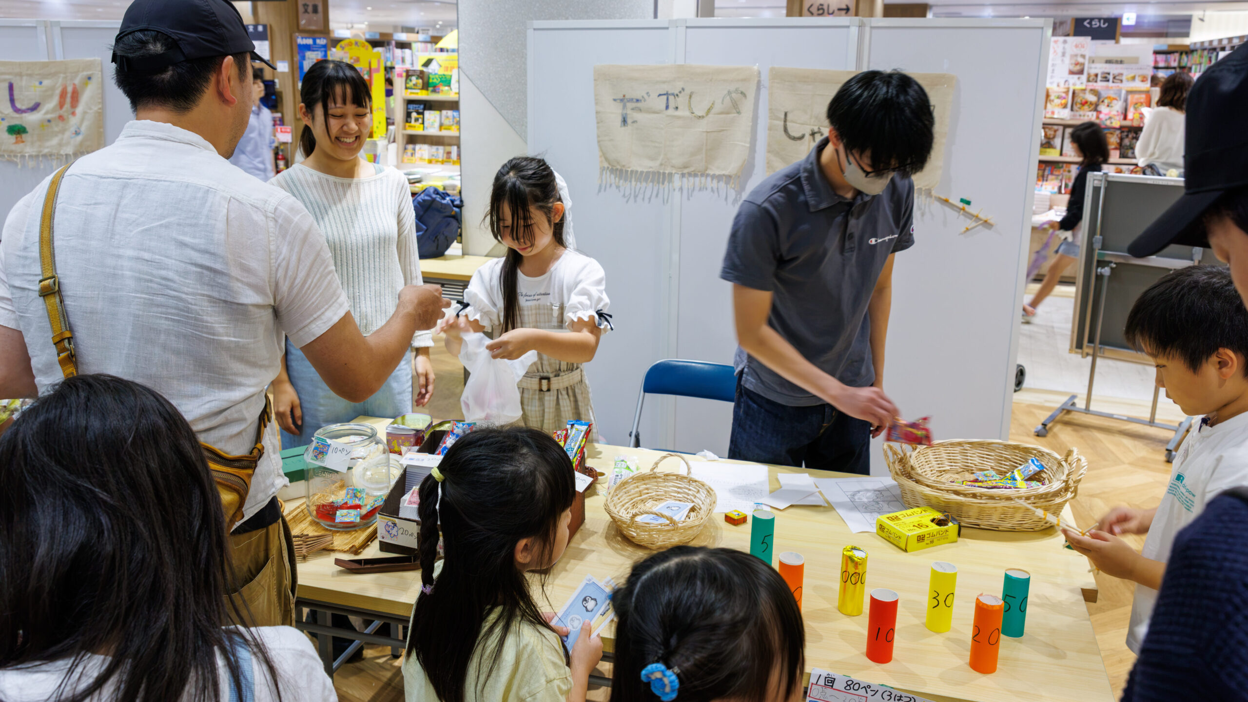 駄菓子を袋詰めして接客する子ども店長プロジェクトの小学生