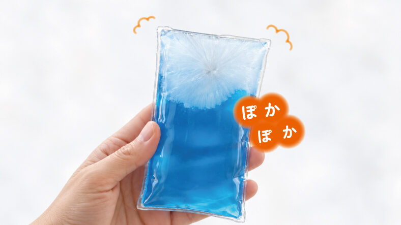 青い液体が入った透明なパックの中で白い結晶が広がり、温かくなっていくカイロのイメージ
